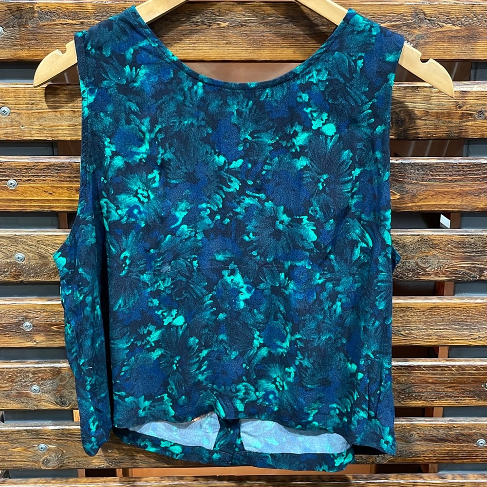 Brand new unworn without tags in size medium. Crop style with button down back.